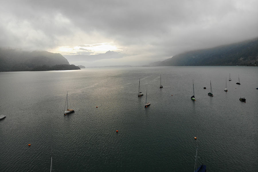 Auf ruhigem Wasser ankert eine kleine Flotte von Segelschiffen