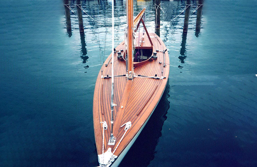 Das kürzlich restaurierte Holzdeck einer 35qm Rennklasse